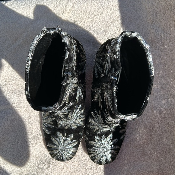 MARC FISHER Womens Silver Fabric Black Embroidered Grazie Booties 7.5 M - Picture 2 of 9